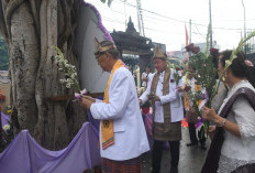 Ribuan Umat Buddha Gelar  Pradaksina Kelilingi Vihara Dharmakirti