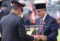 Pj Bupati Muara Enim Terima Pin Emas Kapolri