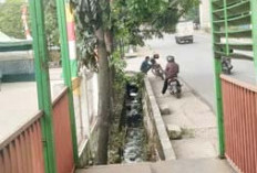 Lantai dan Atap Halte Transmusi di Bawah Stasiun LRT Punti Kayu Rusak