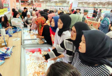 Keseruan Ibu-ibu Berburu Aneka Bakso Seafood di Farmers Market PTC