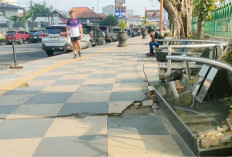 Dudukan Pengunjung Masjid Agung Palembang Banyak Rusak, Perlu Segera Diperbaiki