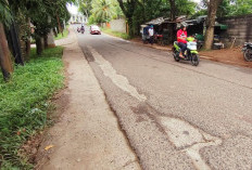 Jalan Depan Kantor Pol PP Palembang Banyak Lubang Panjang