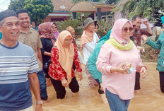 Rita Suryani Bantu Korban Banjir di Muratara Selamatkan Ibu Hamil, Balita dan Anak-anak