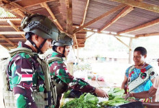 Satgas Yonif 144/JY Dukung Ekonomi Warga Perbatasan dengan Membeli Hasil Bumi Lokal