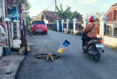 Pasang Tanda Peringatan Ada Lubang Besar di Jalan Aman Srijaya