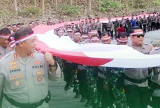 TNI-Polri Bandar Lampung Betangkan Bendera Merah Putih Sepanjang 79 Meter