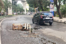 Wow, Diduga Pipa Bocor Genang Air Membentuk Lubang Besar, di Bawah Stasiun LRT