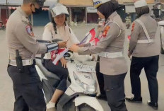 Polres OKU Timur Ajak Masyarakat Tumbuhkan Rasa Nasionalisme dengan Membagikan Bendera Merah Putih
