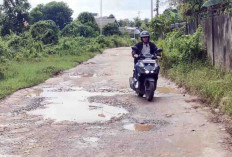 Jalanan Rusak Akibat Tergenang Air Terlalu Lama