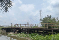 Jembatan Sungai Lebak Berayun, Menyisahkan Bangunan Tidak di Bersihkan