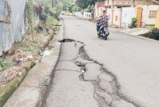 Jalan Terusan Retak dan Nyaris Amblas