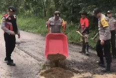 Cegah Maut di Jalan Lintas, Kapolsek BTS Ulu Pimpin Langsung Penambalan Jalan Berlubang