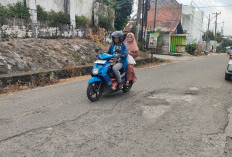 Jalan Kasnariansyah Dipenuhi Barisan Lubang 