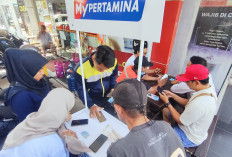 Demi QR Code Subsidi Tepat Warga Palembang Rela Antri 30-45 Menit Mendaftar Program Subsidi Tepat 