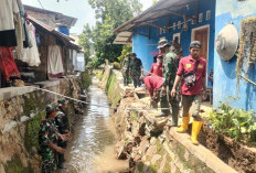 Gotong Royong Bersihkan Saluran Air Pasca Banjir Melanda