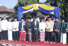 Pj Wako H Elman Shalat Idul Fitri di Lapangan Sepakbola Kelurahan Muaradua