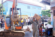 Berdiri di Atas Lahan TPU, Satpol PP Bongkar Rumah dan Kios di Puncak Sekuning