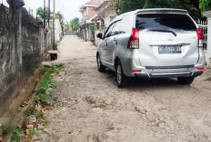 Jalan Yang Berlubang di Timbun Batu Pecahan