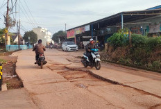 Jalan Tanjung Aur Rusak Alami Penurunan Badan Jalan