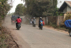 Banyak Debu, Pakai Masker Saat Melintas di Jalan Tanjug Aur