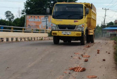 Truk Bermuatan Tanah Mengotori Jalan di Talang Kepuh Gandus