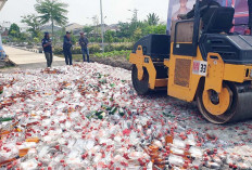 Polda Sumsel Musnahkan 20.088 Botol Miras Oplosan, Produksi Ilegal di Banyuasin Terbongkar