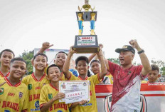 Pj Bupati Muba Serahkan Langsung Piala Turnamen Sepakbola Bupati Cup 2023