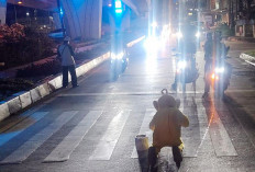 Badut Lampu Merah, Hampiri Pengendara