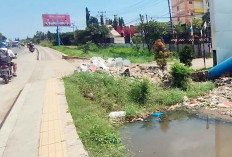 Tumpukan Sampah di Depan Hotel De Premium