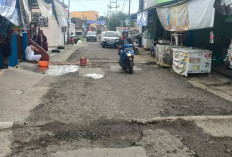 Lubangnya Bertambah Banyak, Warga Lakukan Swadaya Timbun Sendiri Jalan yang Rusak