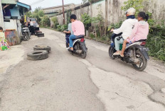Jalan Berlubang di Kawasan Mayor Wiratno Kelurahan Sungai Buah