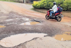 Ada Lubang Besar di Ujung Jalan Sulaiman Amin