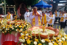 Simbol Kesucian Hati dan Pikiran, Ribuan Umat Buddha Gelar Ritual Yi Fo di  Vihara Dharmakirti