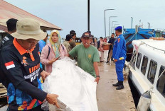 Sinergitas TNI-Polri Kawal Distribusi Logistik Pemilu 2024 ke Pulau Lepar dan Pongok