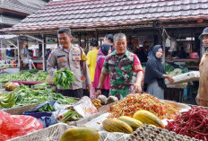 Babinsa Pantau Situasi Pasar Beri Rasa Aman