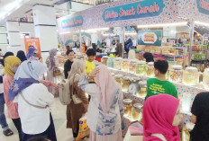 Emak-Emak Berburu Kue Untuk Lebaran
