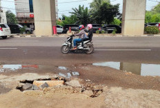 Lubang Besar di Depan Jalan Korem 044/Gapo