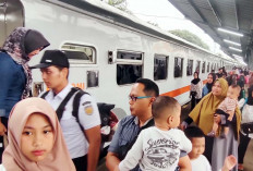 Arus Balik Lebaran Penumpang Kereta Api di Stasiun Kertapati Ramai