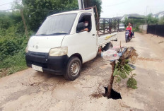 Waspada Jalan Gogokan Kita Berlubang Sangat Dalam