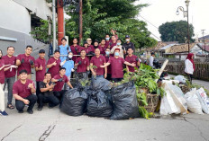 Hotel Santika Radial Palembang Bersih-Bersih Sampah Bersama Warga Kelurahan 24 Ilir