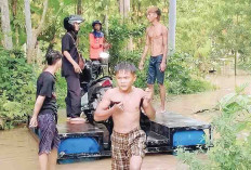 Warga OKU Beraktivitas Gunakan Perahu Akibat Banjir