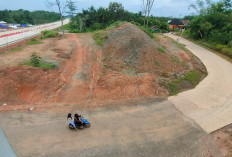 Akses Jalan Warga Pulokerto Gandus Melintas di Jalan Tol Sungai Lacak