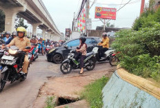 Pengendara Mobil Keluhkan Lubang di Turunan Jalan Srijaya KM 5 