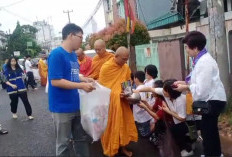 Sambut Waisak Maha Wihara Dharmakirti Gelar Pindapatta