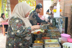 Kedai Nyubib Black Mommee, Konsumen Rela Antri saat Makan Siang