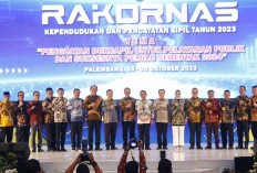 Pj Walikota Ratu Dewa Terima Penghargaan Dukcapil Prima