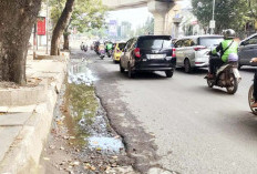 Lubang Tergenang Air Pengendra Mobil dan Motor Kurang Nyaman Saat Melintas