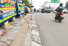 Trotoar Pejalan Kaki Depan Makam Pahlawan Banyak Rusak