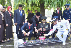 Kenang Jasa Pahlawan Kapok Sahli Pangdam II/Sriwijaya dan Forkopimda Tabur Bunga Ziarah Makam Pahlawan