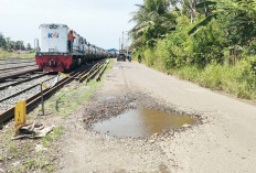 Lubang Besar di Jalan Abi Kusno Samping Rel Kereta Api
